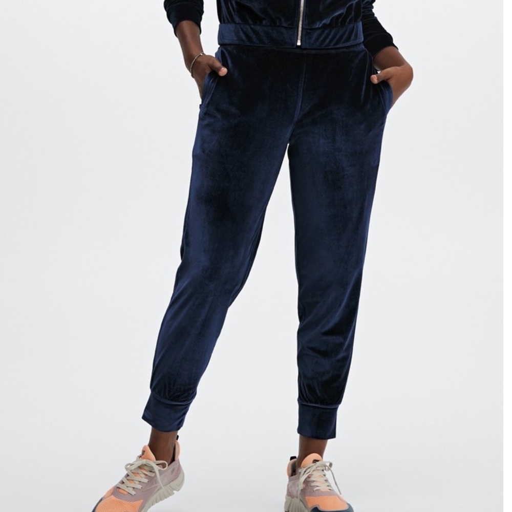 🆕 Fabletics Velour Joggers in Navy